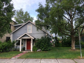 1915 Coastal Historical Log Home #1 Spot Downtown!